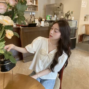 Áo sơ mi tay phồng kiểu Pháp cổ chữ V thắt nơ tay ngắn trẻ trung nữ tính